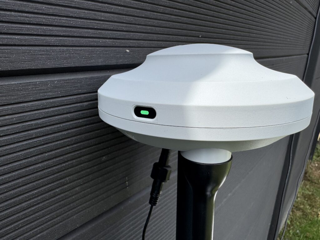 Leuchtet der RTK-Empfänger grün, ist die Verbindung zu den Satelitten stabil.