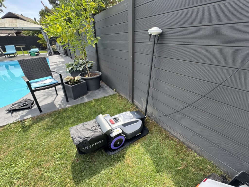 Mit Fangkorb bzw. Deflektor ist der N8 deutlich länger als andere Mähroboter.
