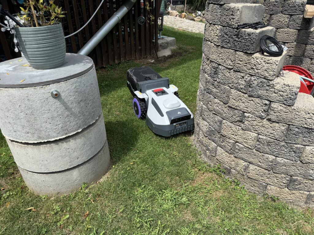 An Engstellen hat der N8 Probleme. Hier fuhr er sich zum Beispiel an einer Gartendusche fest.