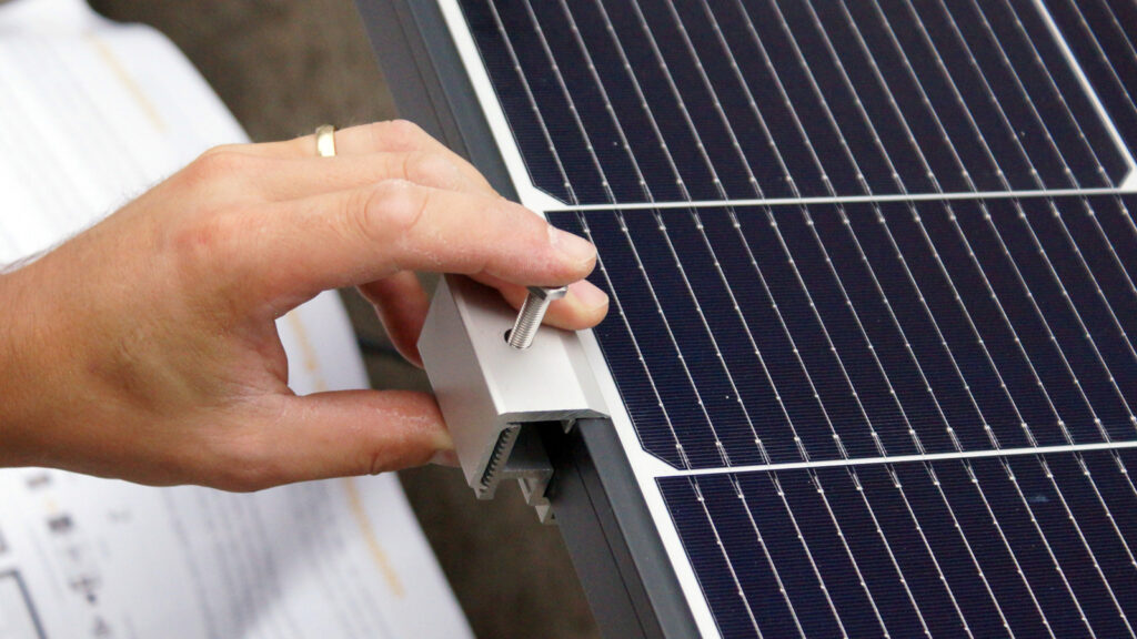 aufbau-solakon-solarmodule-auf-garage-mariella In diesem Solakon Test wurde die Halterung mit einer Klammer fixiert
