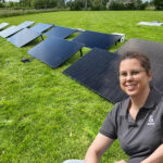 Autorin Mariella Wendel vor einer Versuchsreihe mit 13 Solarmodulen