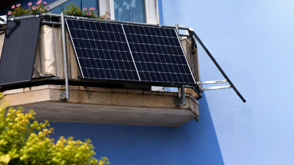 balkonkraftwerk-solarmodul-neigungswinkel Frei hängende Solarmodule am Balkongeländer sparen Stellfläche