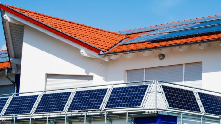 Balkonkraftwerk zur Solaranlage erweitern – so geht’s richtig!