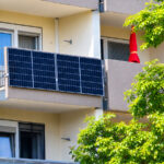 Solarmodule an einem Hochhaus mit Betonbalkonen