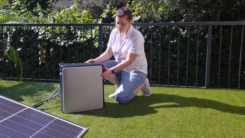 ecoflow-stream-ultra-x-neues-bildformat Testerin berührt großen Strom mit beiden Händen
