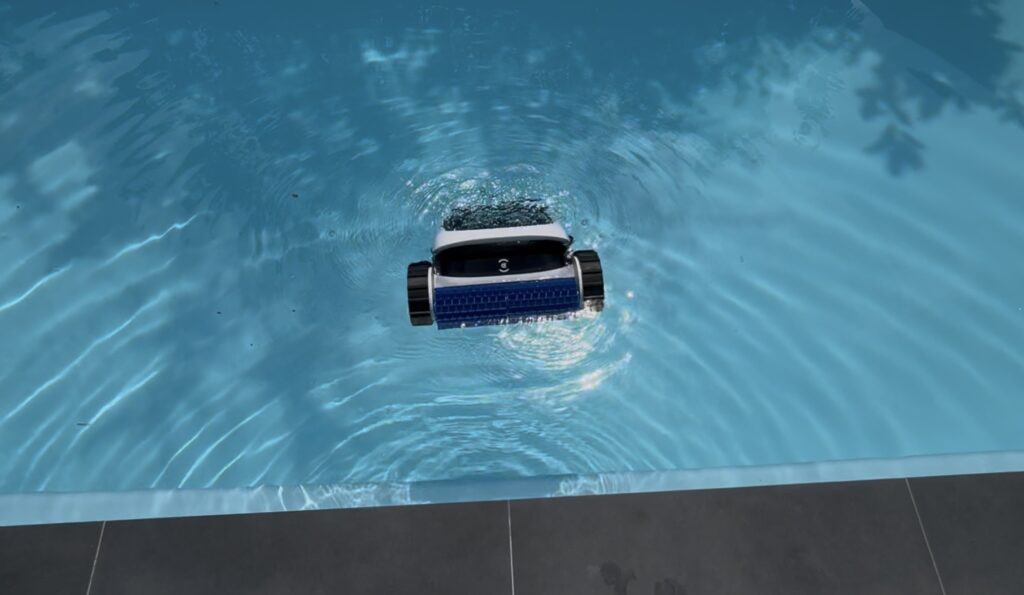 Auf Tauchstation.: Der Ultramarine taucht selbstständig ab und orientiert sich dann kurz im Pool bevor er mit der Reinigung beginnt.