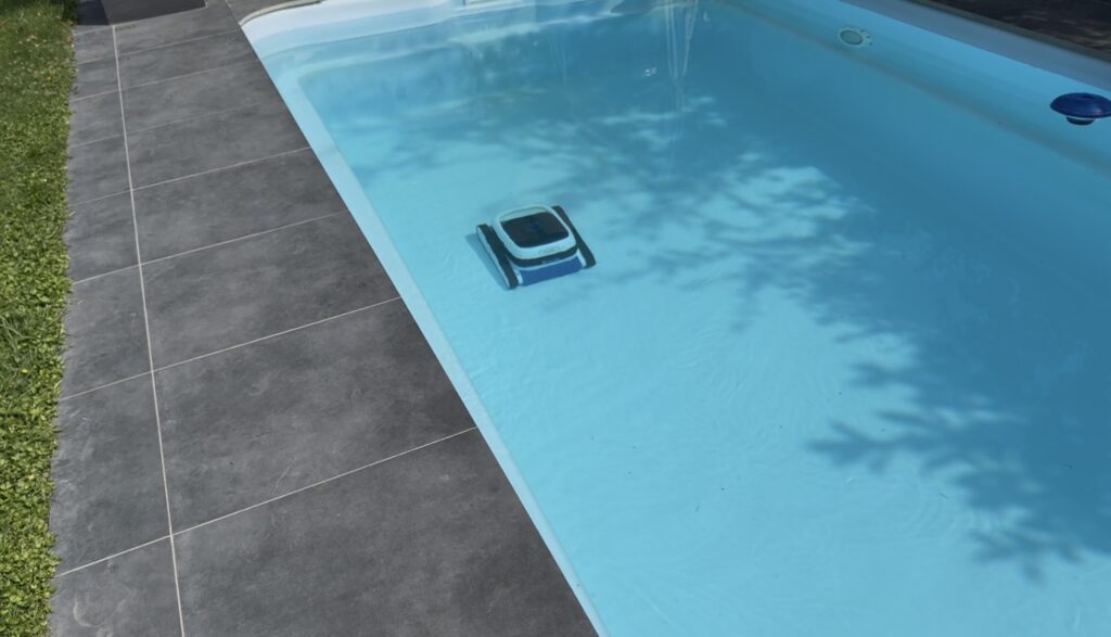 Ist der Akku leer bleibt der Ultramarine P1 dort stehen wo er sich gerade befindet. Hat man Pech, also mitten im Pool.