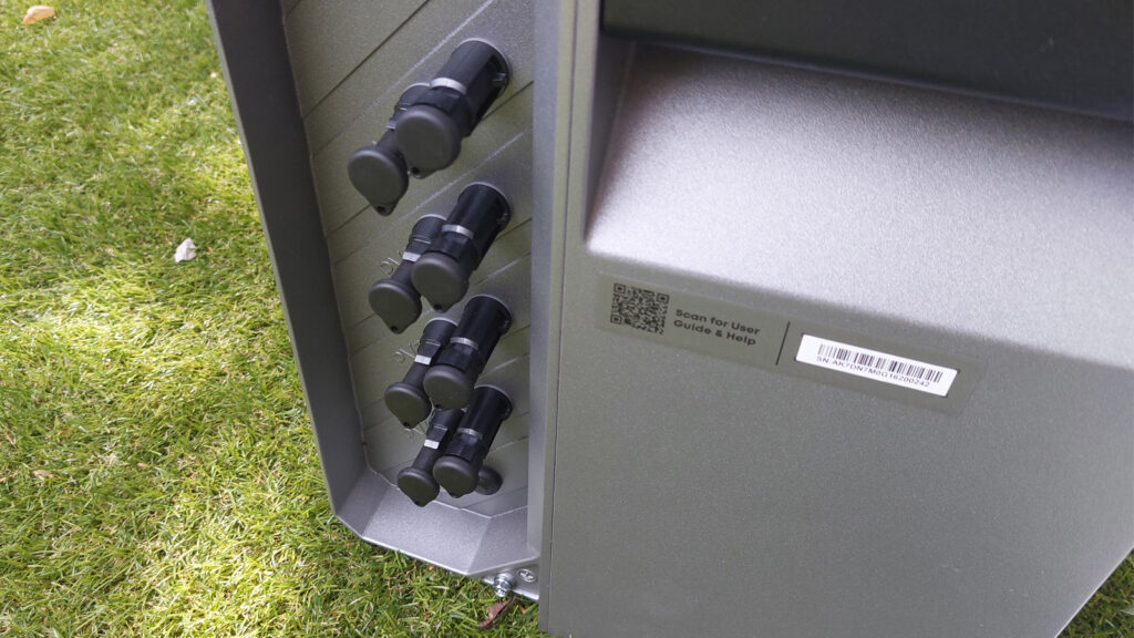 erste-anker-solix-4-speicher-erfahrungen An den schwarzen Solarmodul Ports lassen sich insgesamt bis zu 5000 W einspeisen