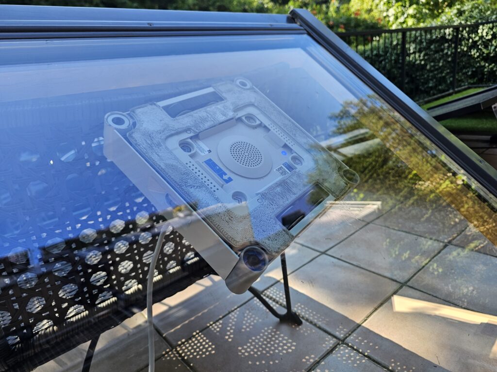 Der Ecovacs Winbot W3 Omni und der W2S Omni reinigen Überkopf bereits ab 40° Neigung.