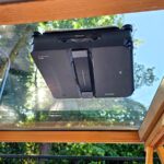 Reicht der Anpressdruck? Der günstigste Fensterputzroboter im Versuch war auch am flexibelsten.