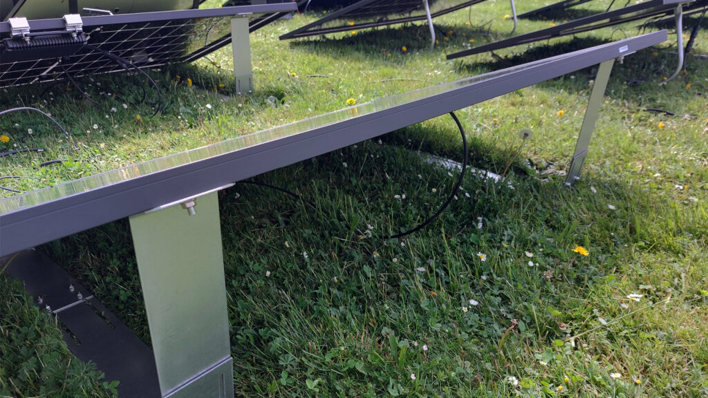 fuer-wen-lohnen-sich-bifaziale-solarmodule Für unsere Balkonkraftwerk Tests nutzen wir besonders gern Flachdach- oder Bodenhalterungen