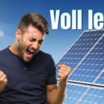 Mann jubelt wegen Solarmodulen