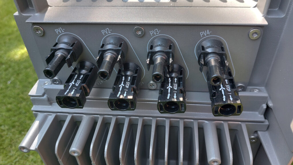 hibattery-4020x-solarmodul-anschluesse Alle Solarmodul-Anschlüsse sind hier übersichtlich mit PV 1, PV 2, PV 3 und PV 4 beschriftetet