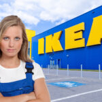Junge Frau steht mit verschränkten Armen vor einer IKEA Filiale