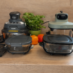 Zwei kleine Heißluftfritteusen im Hintergrund und davor ihre Ersatzglasschüsseln