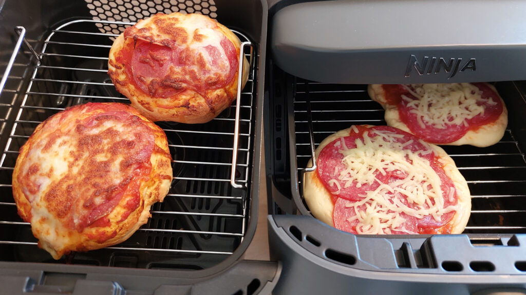 ninja-double-stack-xl-pizza-test Links sind unsere fertigen Pizzen zu sehen, rechts die noch rohen