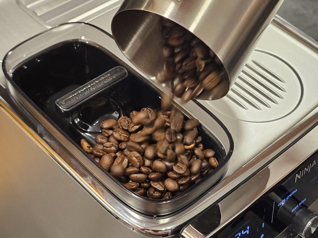 Mit 250 Gramm Fassungsvermögen bietet der Ninja Luxe Cafe Mini Plus viel Platz zum experimentieren.