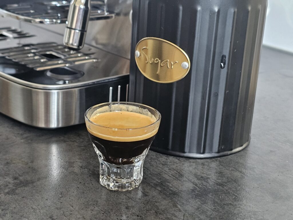 Stabile Crema und ein vollmundiger Espresso - selbst der Zuckertest wurde mit Bravour bestanden!