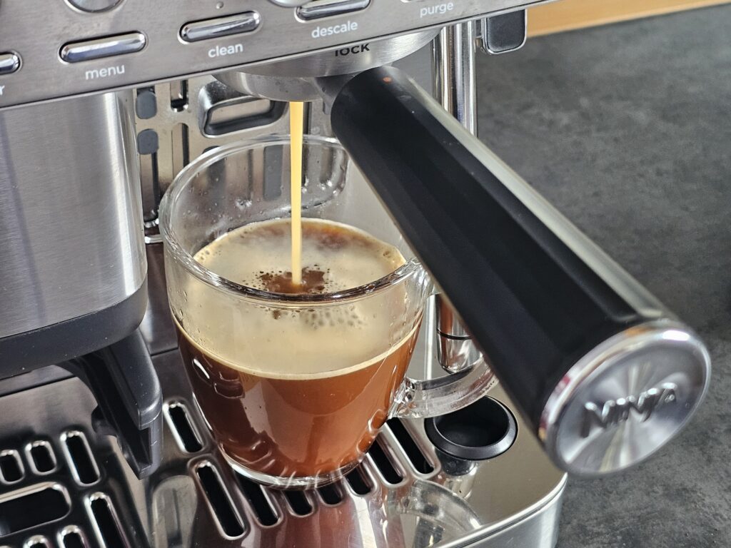 Café Crema mit Barista-Feeling: Im Test hat sich der Ninja Luxe Café Mini Plus von seiner besten Seite gezeigt.