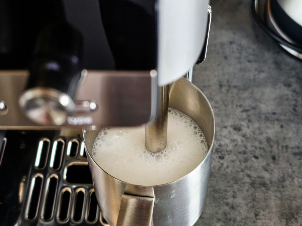 Der Milchaufschäumer kann entweder per Hand, oder wie hier im Automatikmodus eingesetzt werden.