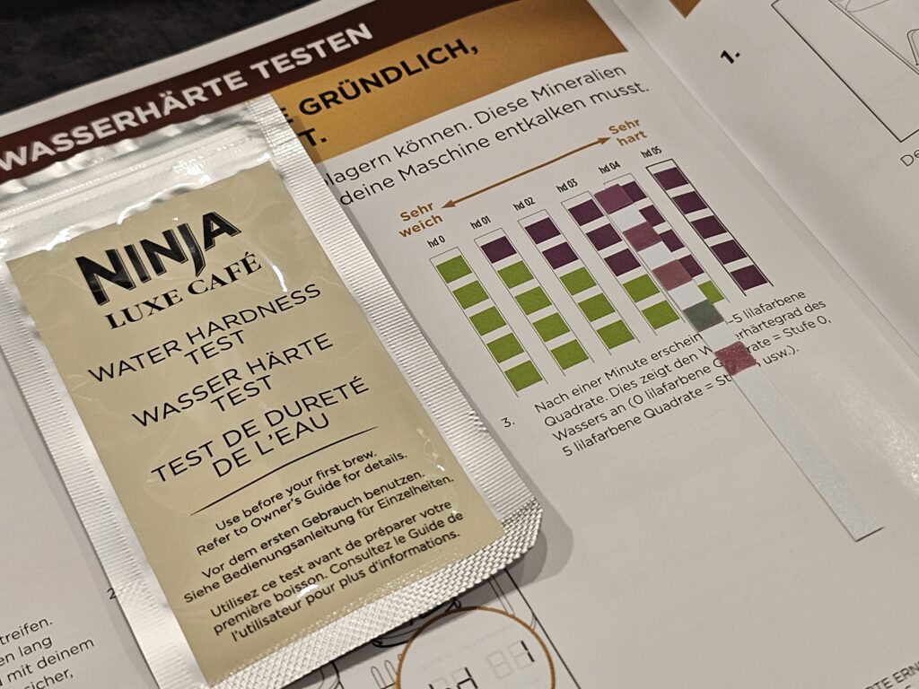 Erst die Pflicht, dann die Kür: Vor dem ersten Einsatz wird die Wasserhärte bestimmt und im Gerät gespeichert. Danach richten sich die empfohlenen Reinigungsintervalle.