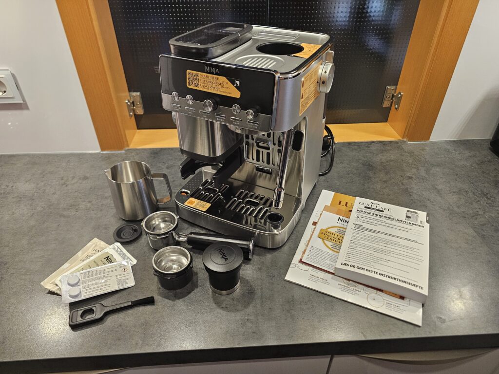 Kleines Gerät - viel Zubehör: Die Ninja Luxe Cafe Mini Plus ist mit allem ausgestattet, inklusive einer tollen Ideen-Fibel!