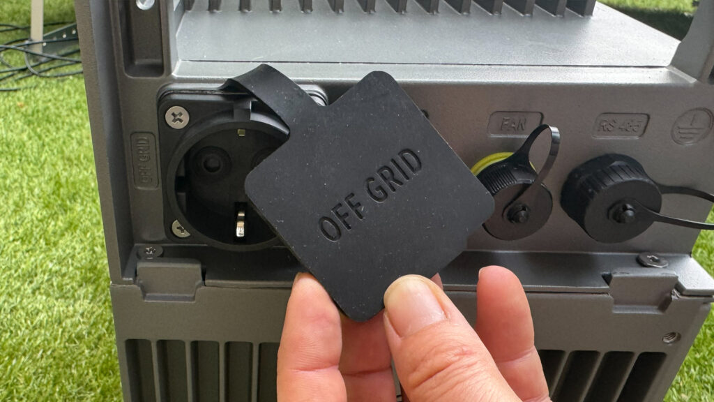 off-grid-steckdose-hibattery-4020x Die Notstromsteckdose befindet sich im ungenutzten Zustand unter einer Gummiabdeckung