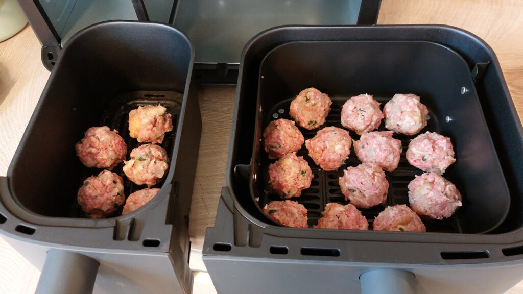 philips-series-airfryer-hackbaellchen-garvorgang Wir haben im Test beide Garkörbe gleichzeitig für Frikadellen genutzt