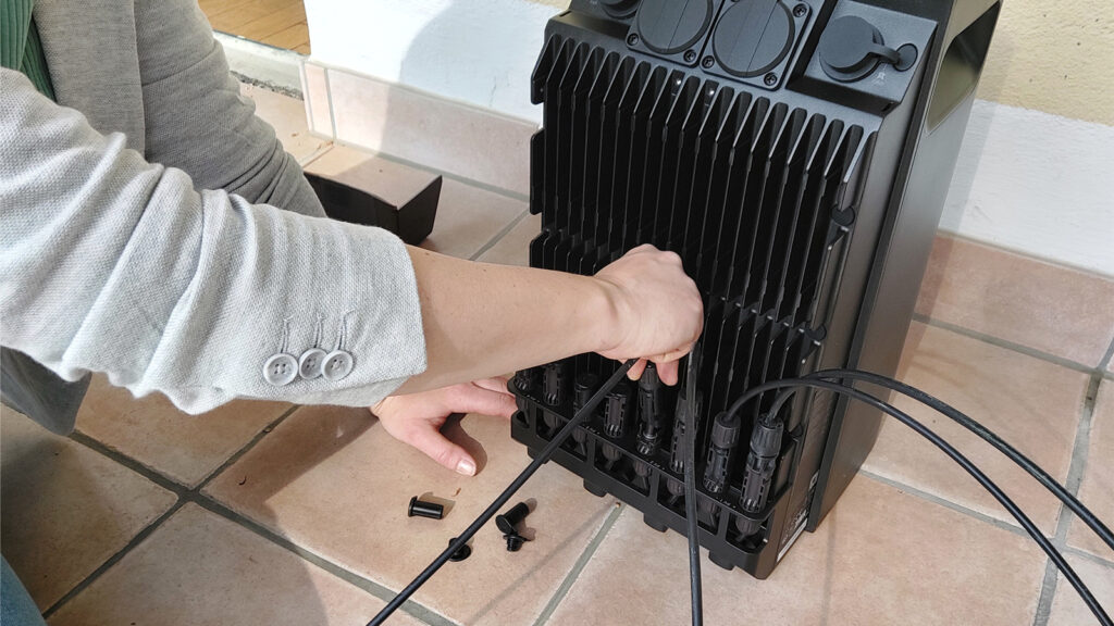 profianleitung-solarmodule-am-bkw-speicher-anschliessen Die Solarmodule werden in der Regel per MC4-Stecker am Speicher montiert