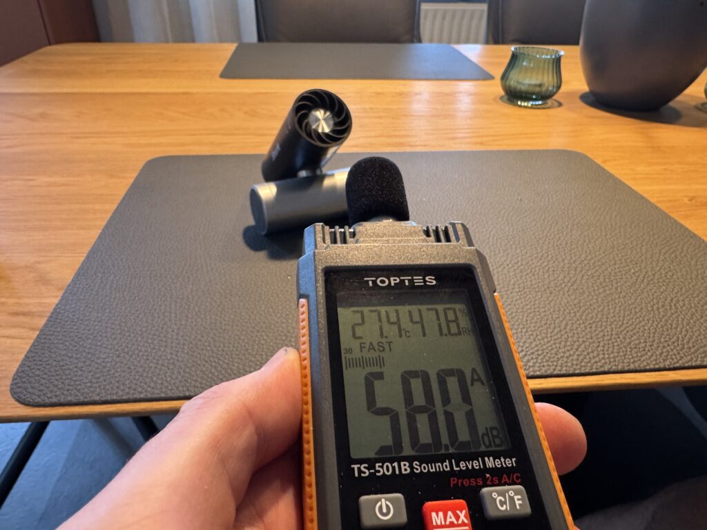 Auf Stufe 5 wird man zwar mit einem kräftigen Luftstrom überrascht, allerdings auch mit einer Lautstärke von 58 dB(A).