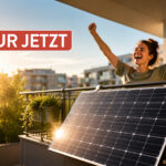 Junge Frau mit Dutt kniet jubelnd hinter einem Solarmodul am Balkon