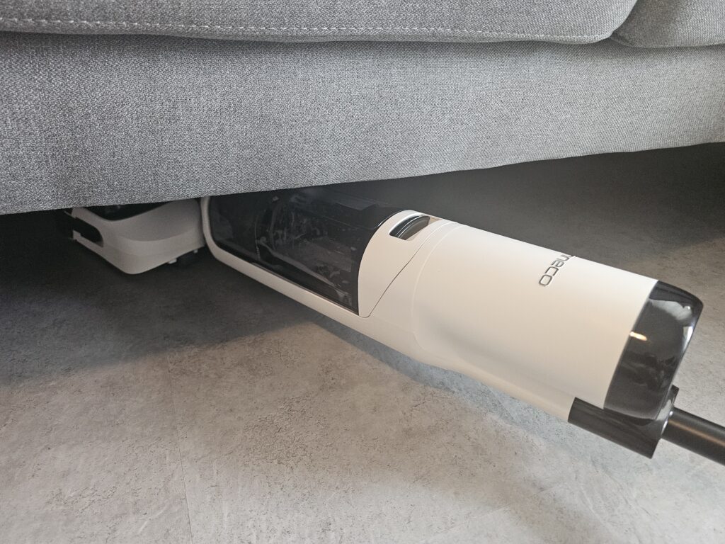 Freie Fahrt: Unter Möbel die höher als 13 cm sind, kann der S5 Max problemlos wischen.