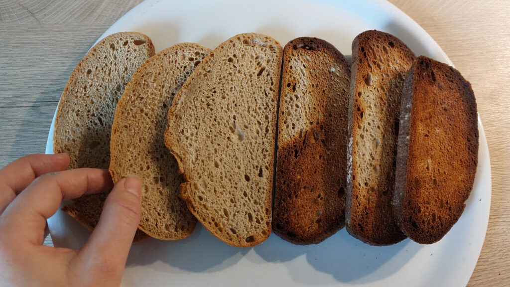 was-ist-der-nachteil-einer-heissluftfritteuse Dünne Brotscheibe sind uns im Test beim Rösten manchmal angebrannt
