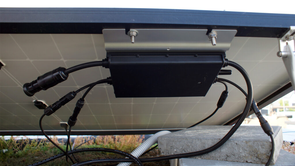 wechselrichter-funktionsweise-einfach-erklaert Wechselrichter an der Unterseite eines Solarmoduls