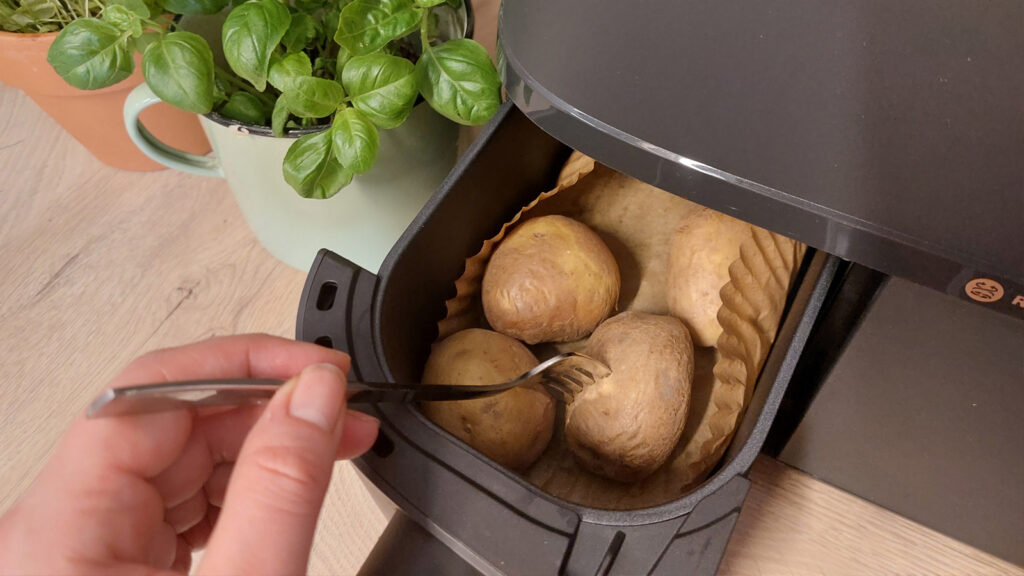 welche-gerichte-kann-ich-im-airfryer-zubereiten Kartoffeln aus dem Airfryer lassen sich meist besonders leicht schälen