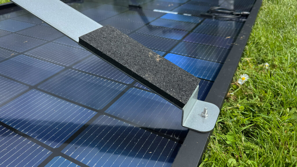 welche-solarmodulhalterungen-sind-aktuell-gut Halterungsschiene an einem umgedrehten Balkonkraftwerk