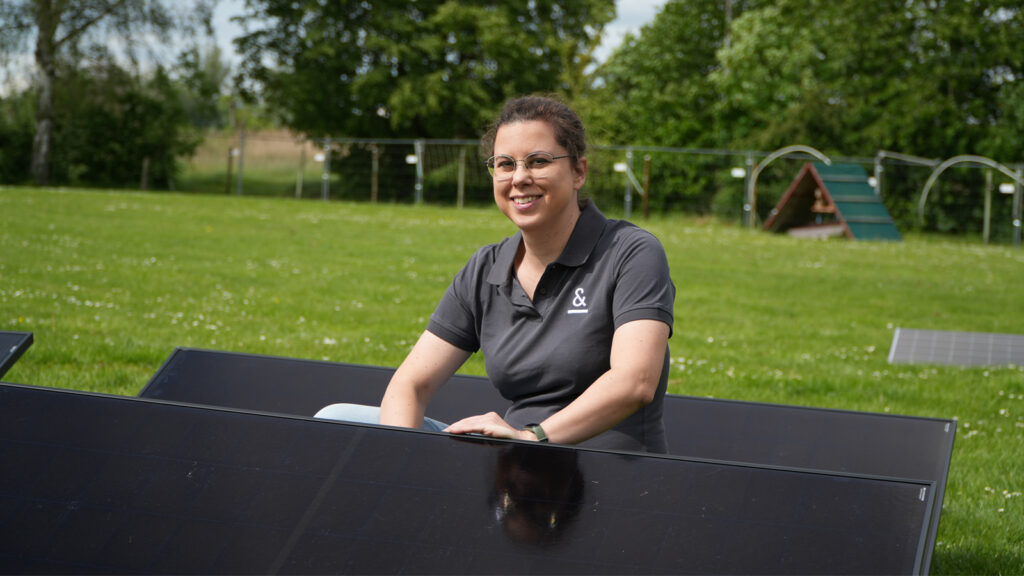 welche-starter-sets-empfiehlt-homensmart-26 Mariella Wendel vor Solarmodulen