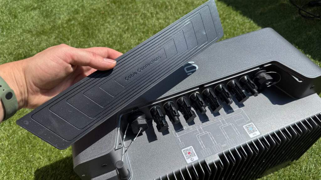 wetterschutzabdeckung-bei-sigenmate-2700-ultra Mit dieser Klappe werden die Anschlüsse nach der Solarmodulkoppelung abgedeckt