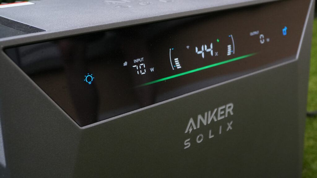 wie-gut-funktioniert-das-anker-display Das große, markante Display hat uns an diesem Speicher besonders gefallen