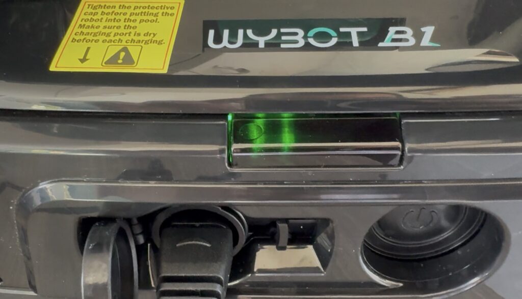 Unter dem Haltegriff gibt es eine LED-Anzeige. Außerdem sollte der B1 vor dem ersten Start vollständig aufgeladen werden.