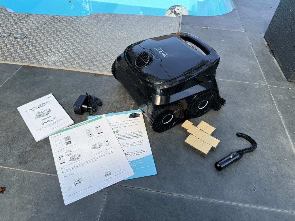 Im Lieferumfang ist zwar ein Haken, aber kein Stab dabei um den Roboter aus dem Pool zu holen.