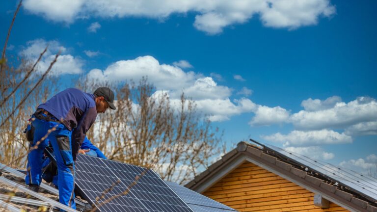 Solaranlage 2026: Nur wer bis Silvester ans Netz geht, bekommt die feste Vergütung