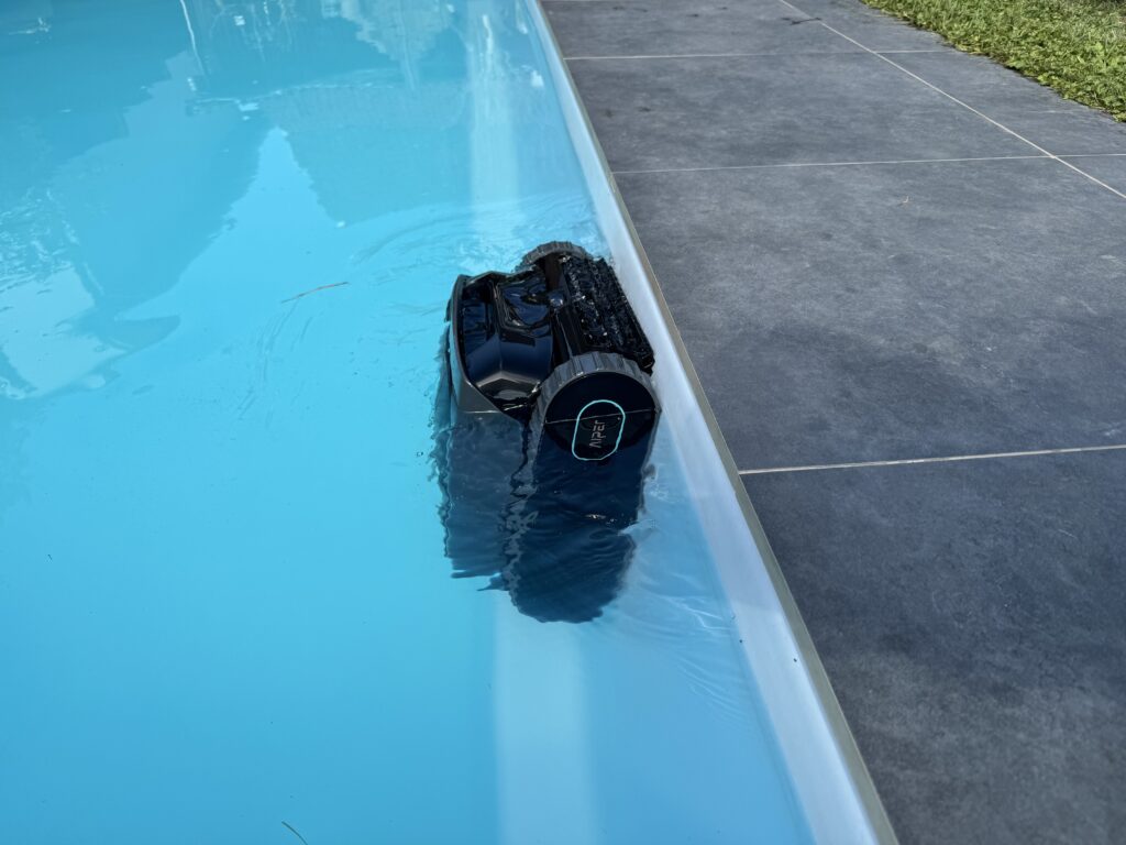 An der Wasserlinie ist der Aiper Scuba V3 ebenfalls gründlich.