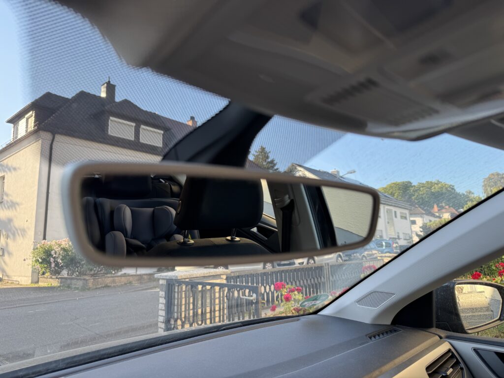 Der Fenarrio AS5 ließ sich in unserem Test selbst in einem kleinen Auto gut einbauen.