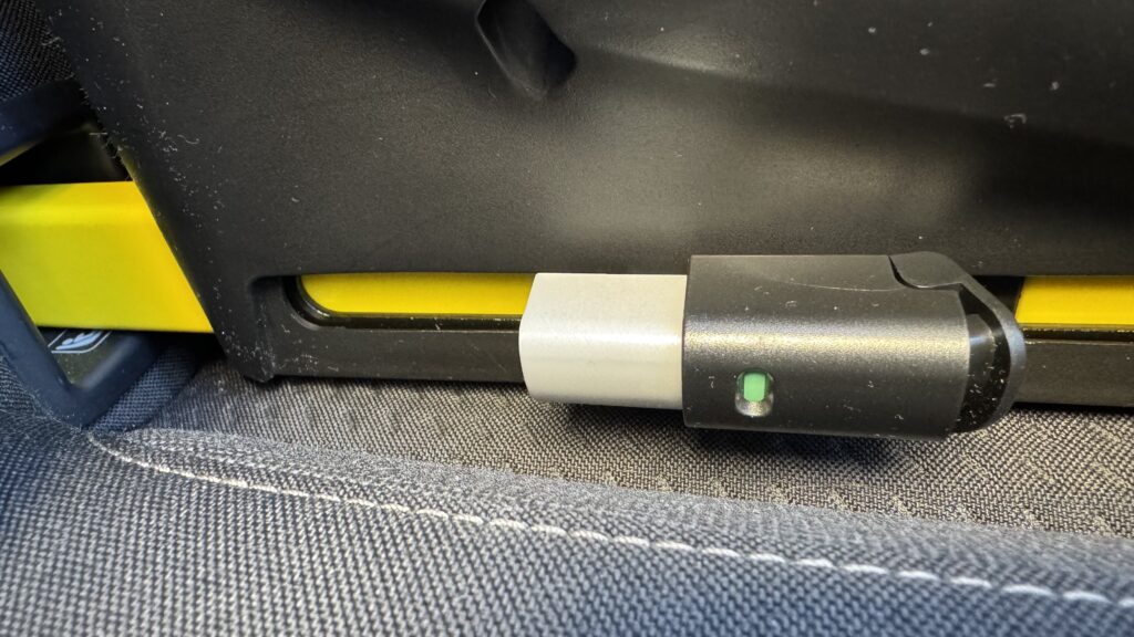Isofix typisch zeigt der AS5 klarerkennbar an, sobald die Halteelemente fest eingerastet sind.