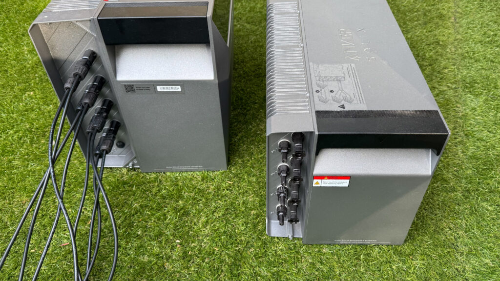 groessenunterschiede-anker-solix-speicher-modelle Die große SOLIX 4 Akkueinheit steht links neben der kleineren SOLIX 3