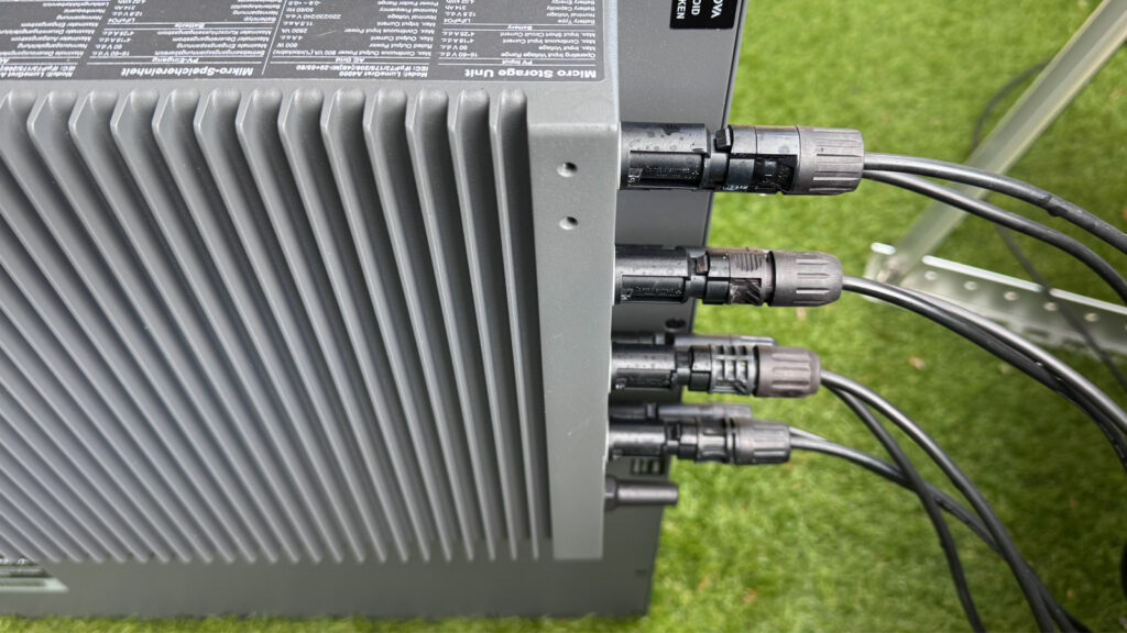 kuehlrippen-und-solarmodulanschluesse-lumegret-a4000 Hier ist die Rückseite des Speichers mit Kühlrippen (links) und Solarmodulanschlüssen (rechts) zu sehen