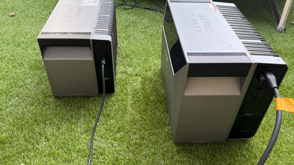 leistungs-differenz-solix-3-und-solix-4 Beide Speicher Modelle haben praktische Griffmulden an der Seite, die beim Tragen oder Stapeln helfen