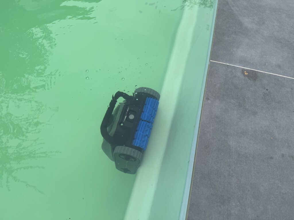 An den Wänden macht der Diver A10 eine gute Figur und hat auch mit der Kante keine Probleme.