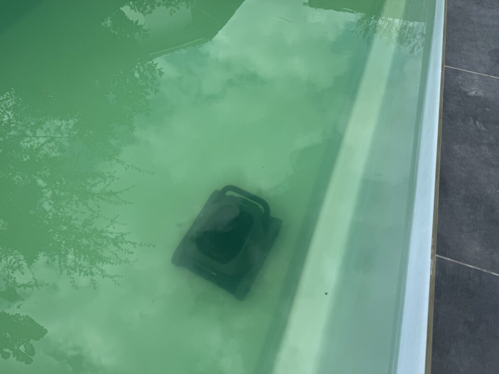 Am Boden reinigt der Diver A10 sehr gut.